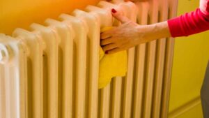 Non pulisci mai i termosifoni? Il prof Schettini svela cosa può accadere