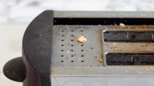 Tostapane e griglia incrostati? Ti dico io come fare senza usare detersivi