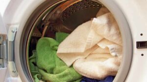 Gli asciugamani continuano a puzzare nonostante i ripetuti lavaggi? Forse commetti uno di questi errori