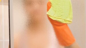 Cabina doccia in plastica: fai così per renderla splendente