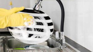 Hai finito il detersivo per i piatti e non sai come fare? Prova a crearlo in modo naturale, il risultato sarà splendente