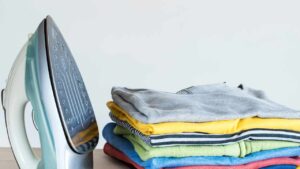 Se il tuo ferro da stiro sporca i vestiti, il motivo potrebbe essere questo