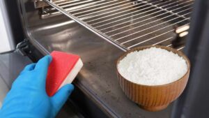 Il trucco del sale per pulire il forno: scoprilo anche tu