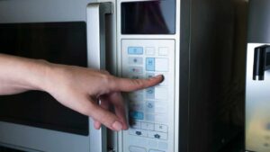 8 modi che ti sorprenderanno per usare il microonde