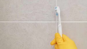 Questo trucco ha lasciato le fughe delle mie piastrelle così bianche da sembrare nuove. E ho usato solo cose che avevo già in cucina