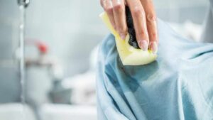 Quella macchia d’olio non va via in nessun modo? Con questo metodo potrai recuperare il tuo capo