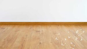 Vernice sui pavimenti in legno: le rimuovi con semplici TRUCCHETTI
