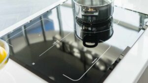 Piano a induzione impeccabile e senza aloni: puliscilo così