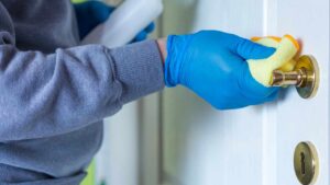 Come pulire e lucidare le porte in modo naturale