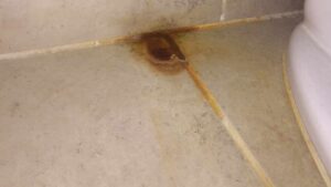 4 trucchi per rimuovere la ruggine dalle piastrelle