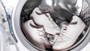 Come lavare le scarpe in lavatrice senza rischiare di deformarle
