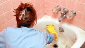 Hai la vasca da bagno ingiallita? Prova anche tu i trucchetti della nonna