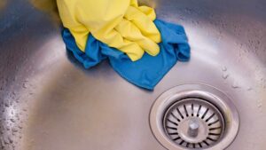 Il mio lavello è sempre pulito e splendente da quando uso questo ingrediente: te ne serve solo un cucchiaio