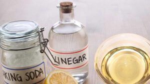 Qual è la differenza tra aceto di alcol e aceto di vino e quale è meglio usare per pulire?