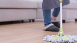 I battiscopa di casa tua rimangono sempre sporchi? Devi provare questo metodo