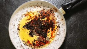 Il cibo si attacca alle padelle anche se sono antiaderenti, per quale motivo? Ce lo dice la scienza