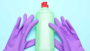 Uso il detersivo per i piatti per pulire di tutto: ti svelo come puoi farlo anche tu