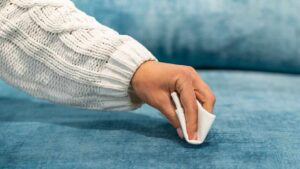 Pulire il divano con il bicarbonato: scopri l’infallibile trucco
