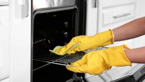 Prima di pulire il forno ammorbidisci così tutte le incrostazioni