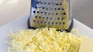 Basta pochissimo per pulire alla perfezione la grattugia del formaggio: prova anche tu a fare così