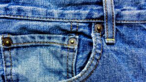 Tutti i trucchetti per evitare di rovinare i tuoi jeans e farli durare il più a lungo possibile