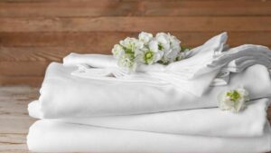 Lascia stare la lavanderia, le macchie e gli aloni sulle lenzuola li elimini con questo trucchetto (tornano come nuove)