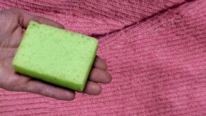 Se non hai il levapelucchi, prova questi trucchetti e il maglione tornerà nuovo