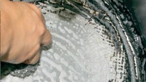 Ti è capitato di non riuscire a togliere lo sporco incrostato dalla pentola? Allora devi provare a fare così