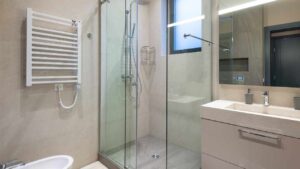 Le soluzioni più efficaci per pulire il piatto doccia in resina