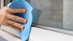 Quando e come pulire gli infissi: così sarà più facile e veloce