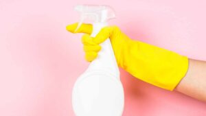 Basta mischiare questi ingredienti per ottenere uno sgrassatore universale: risparmi un sacco di soldi