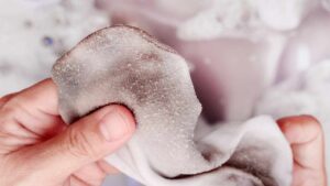 Smacchiare i calzini bianchi? È possibile, torneranno come nuovi