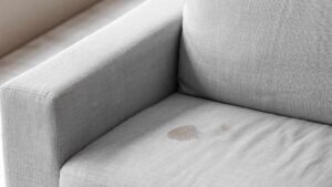 Divano macchiato? La soluzione velocissima è già nella tua cucina