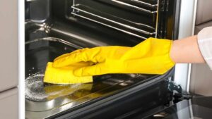 È possibile pulire il forno senza usare detersivi? Certo che sì! Basta fare così