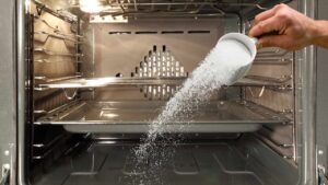Perché tante persone mettono il sale nel forno? Svelato l’arcano