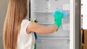 Anche nel tuo frigo ci sono delle fastidiosissime macchie gialle? Io le ho tolte così