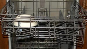 Perché anche tu dovresti mettere una ciotola in lavastoviglie: ecco a cosa serve