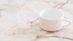 Come rimuovere le macchie più ostinate sulle superfici in marmo