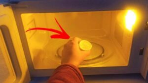 Questo è il metodo migliore (e sorprendente) per pulire il tuo microonde