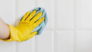 Sgrassare alla perfezione le piastrelle della tua cucina: queste sono le soluzioni che funzionano!