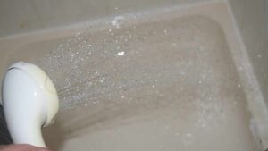 Piatto doccia sempre pieno di macchie? Ti dico come farlo risplendere