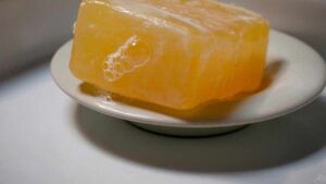 I metodi della nonna (che non conoscevi) per usare il sapone giallo in casa