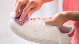 Il trucchetto sorprendente della nonna per lavare le scarpe da ginnastica