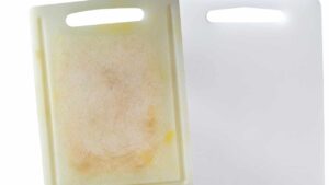 Tagliere di plastica sporco e macchiato: grazie a questo rimedio tornerà pulitissimo