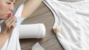 Macchie gialle sul bucato, rimedi naturali per eliminarle senza spendere un euro