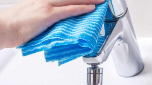 I tuoi rubinetti sono opachi e non riesci a farli tornare splendenti? È perché non hai ancora provato a fare così