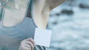 Ti sei mai chiesto perché hai cattivo odore in un’ascella e non nell’altra? Ti spieghiamo i motivi e come mantenerle fresche