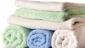 Asciugamani diventati ruvidi? Questa soluzione casalinga ti sorprenderà