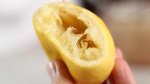 Tutto quello che puoi fare con le bucce del limone spremuto in casa: non le getterai più via