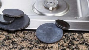 Trucchetto veloce per sturare i fornelli della cucina: risparmierai anche in bolletta